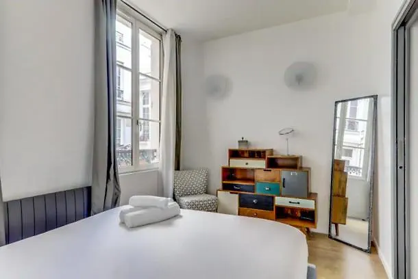 La Douce Nuit - Moderne - Elegant - Renove Appartement Parijs